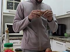 Μαγειρεύω ομελέτα, γδύνομαι, χτυπιέμαι και τελειώνω πάνω στο φαγητό 😏🍆💦