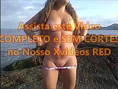 Blond latin bor på magiska ön med vänner