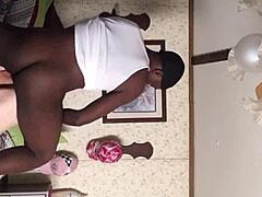 Η γιαγιά παίρνει βαθιά το νέο 18+ μαύρο καυλί σε σκληρή δράση.