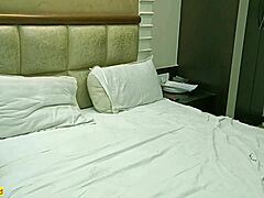 La moglie carina condivide il cazzo piccolo 18+ del marito in un threesome di gruppo con creampie