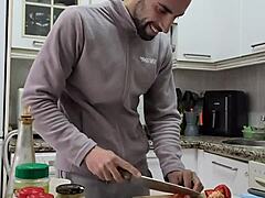 Cocino una tortilla, me desnudo, me pajeo y me corro sobre la comida 😏🍆💦