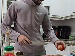 Μαγειρεύω ομελέτα, γδύνομαι, χτυπιέμαι και τελειώνω πάνω στο φαγητό 😏🍆💦