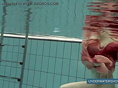 カティア・オクネヴァが赤いドレスでプールガール登場、ロシアンブルネットスタイルで優しく屋外入浴