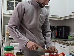 Cocino una tortilla, me desnudo, me pajeo y me corro sobre la comida 😏🍆💦