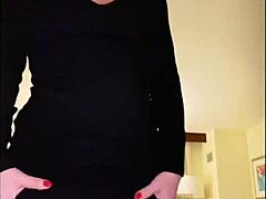Credi a questa bella riccia che stuzzica in lingerie con giocattoli? La sua fica gonfia e bagnata e il clitoride prendono azione feticcio roleplay BBC in hotel!