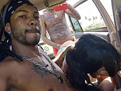 carona em troca de sexo - eles param o carro pra me foder no meio do mato