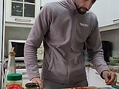 Cocino una tortilla, me desnudo, me pajeo y me corro sobre la comida 😏🍆💦