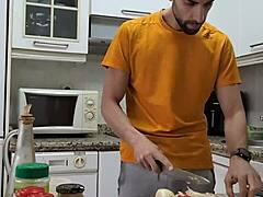 Cocino una tortilla, me desnudo, me pajeo y me corro sobre la comida 😏🍆💦