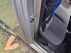 carona em troca de sexo - eles param o carro pra me foder no meio do mato