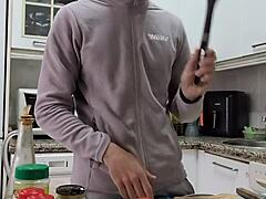 Cocino una tortilla, me desnudo, me pajeo y me corro sobre la comida 😏🍆💦