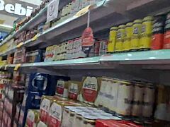 Esposa se exibe sem calcinha em publico