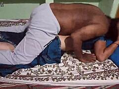 Horúca manželka si užíva olizovanie piče s priateľom?