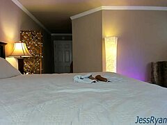 Voi jumala rakastan tehdä tätä pitkää sotkuista kurkkua kutittavaa märkää dildopillun imemistä yksityisesityksessäni lasien kanssa ja tissileikeillä milf camgirl Jess Ryanina