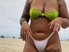 Ehi, quel venditore di formaggi non riusciva a smettere di fissare la mia figa in spiaggia