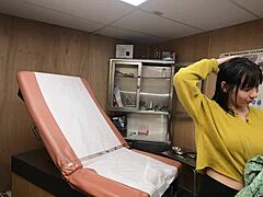 Scarlett Johnson berät bei medizinischen Titten-Fetisch-Problemen