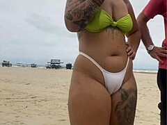 Hey, penjual keju itu tak boleh berhenti pandang pepek saya di pantai