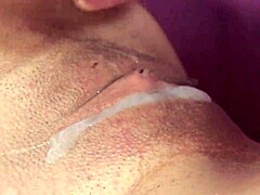 Torej ta 40-letna osamljena cougar mama naredi nemoralno ponudbo, da poliže mlado 18+ obrito pičko v mini krilu