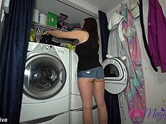 Guardami tirar panni dall'asciugatrice con shorts cortissimi