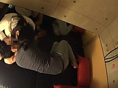 일본 가슴 큰 여고생이 비밀 에로틱 마사지 세션 받아