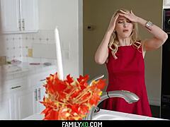 Семейная Оргия с Афтен Опал и Эликс Линкс на День Благодарения Табу