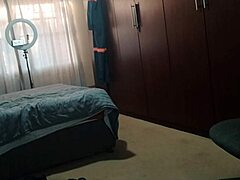 私のステップダッドと彼の友達がベッドルームで私を一度に犯すつもり