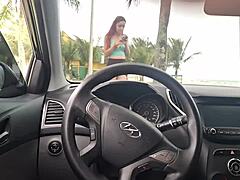 Punheta arriscada na rua para gostosa