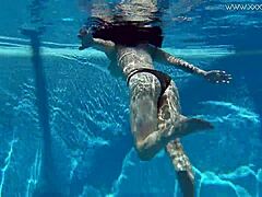 Шерил Блоссом, горячая русская девчонка 18+, раздевается под водой на пляжном бассейне. Она показывает бритую фигуру в любительском публичном плавании.