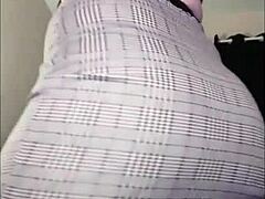 فتاة حمراء منحنية بمؤخرة سمينة ترقص مثيرة في شبكات وملابس داخلية، تظهر حركات كسها القريبة بإغراء