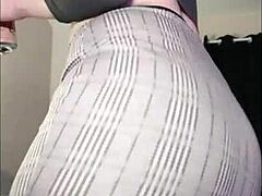 Redhead berlekuk dengan pantat gemuk joget seksi di fishnets dan lingerie. Dia tunjuk gerakan memek close-up menggoda.