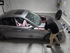 의붓아빠가 의붓딸의 좁은 구멍에 거대한 자지로 채워 넣다 걸려