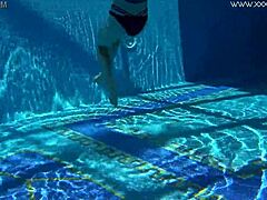 Sheril Blossom, hete Russische tiener 18+, kleedt zich uit onder water bij strandbad. Ze toont geschoren lichaam in amateur openbaar zwemmen.