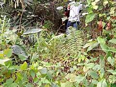 Promenera i busken med en svart tjock fitta