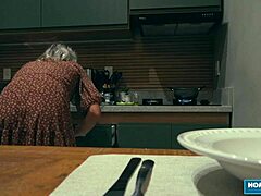 Скарлетт Тейлор смотрела, как Наоми жадно сосет монстр-член горячего парня, потом все стало диким с игрой с пусси и фетиш-фаном