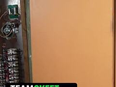 Fast i hissen med kåt kille som använder mig som personlig sexleksak!