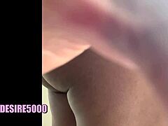 Marido y esposa follan doblados sobre el coche