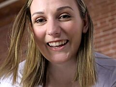 Русата приятелка пегва малкия 18+ кур на съседа с голям страпон