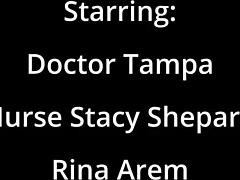 latex-klædt patient rina arem får sin hårløse fisse slikket og ansigtskneppet close-up. så missionary kneppet med jizz blast i behind-the-scenes action.