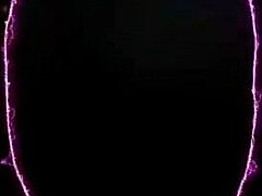 Emily tager på stor pik for dekoreret facial!