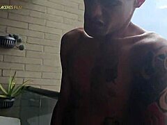 बाइसेक्सुअल हाउसवाइफ सौतेली बहन बड़े स्तन और गंद के साथ बालकनी पर चोदी जाती है