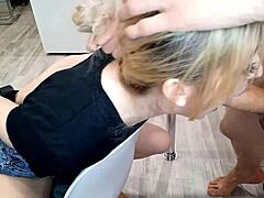 Грубая любительская дрочка связывает руки для ебли в лицо с кончей.