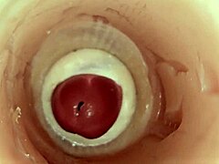 Kamera djupt inne i våt tight fitta. Den fångar skrikande creampie med enorm spermautlösning.