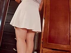 Скрытая камера ловит девчонку с большой жопой мексиканку или перуанку переодевающейся в секретном вуайер видео