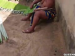 هل هؤلاء صيادو الجنس المجتمعي يدقون فتيات شابات جائعات بزبوط سوداء كبيرة في منزل الجد، يملأونهن بكريب باي دوغي ستايل؟