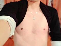 راقصة هاوية تقوم بحركات ووضعيات حسية للصور