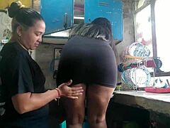 De ce nu-mi lingi curul în timp ce-ți fac mână la pulă, tu soție obraznică a tatălui vitreg?