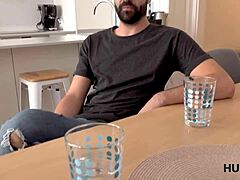 Hunter plača za obrito cunilingus blowjob s prijateljevo punco!