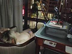 Бабушка чувствует сильное удовольствие, голая мастурбируя до оргазма в отеле ночью