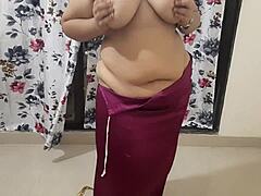 мила осемнадесетгодишна 18+ момиче изстисква крем пай изстреляване да изяде след догистайл