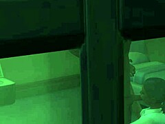 Vi a este afortunado enano recluso recibir su polla ebony deepthroated por la guardia mientras voyeuraba la escena