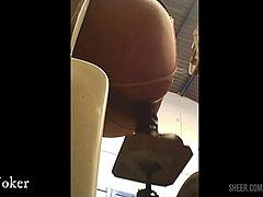 Máquina de sexo bombeando, y lo tomo en el culo